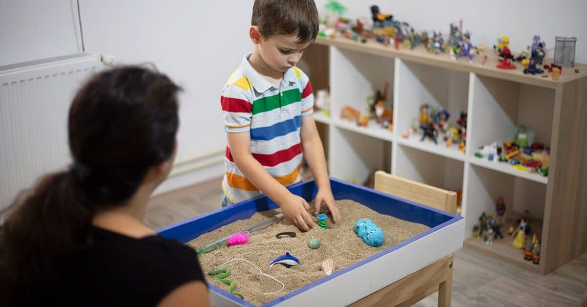 Sandplaying – terapia v piesku: keď dieťa rozpráva bez slov